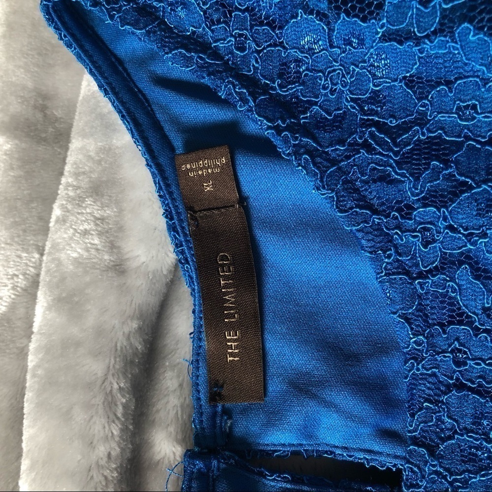 The Limited Lace top with keyhole closure - Picture 7 of 9